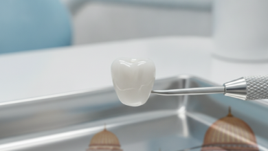 Close-up of a brilliant white, perfectly sculpted dental crown resting on a sterile dental tool, with a heavily blurred background hinting at a modern clinic and traditional Turkish architecture. The image is photorealistic and free of text.
