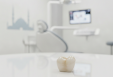 A photorealistic close-up of a perfectly crafted, natural-looking dental crown on a sterile surface. In the blurred background, a modern dental clinic and a subtle, iconic architectural silhouette of Istanbul, Turkey.
